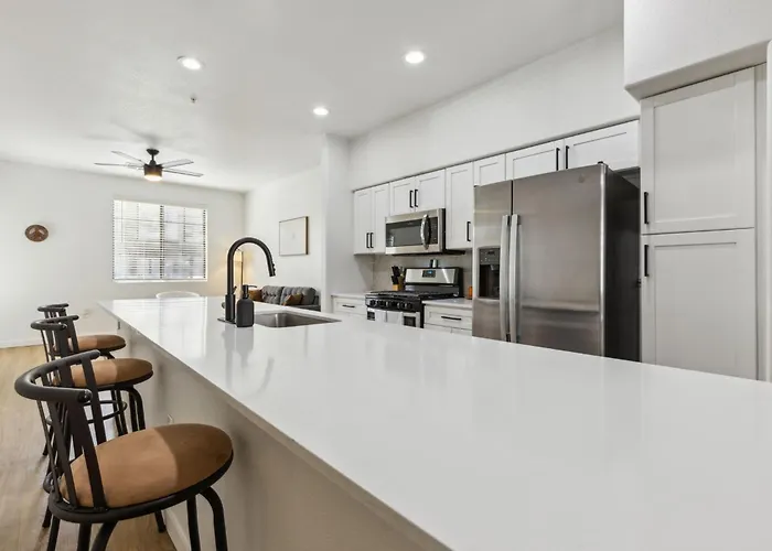 Cozysuites By The Stadium W Pool 25 * Glendale