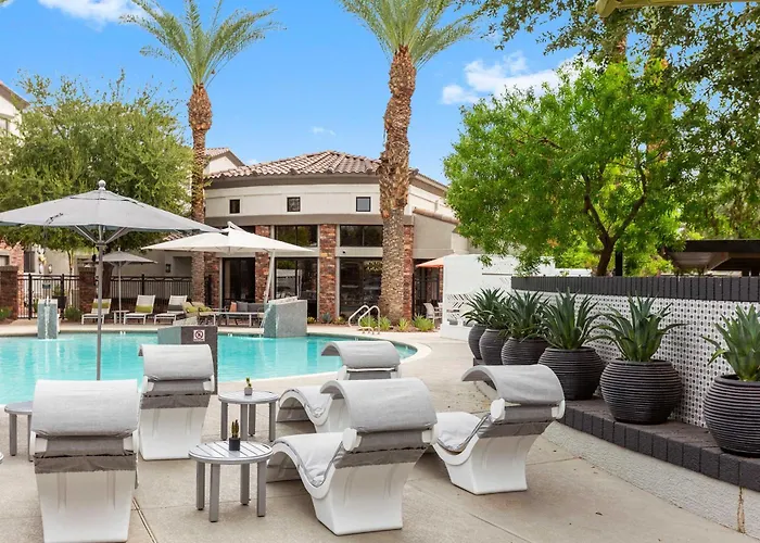 Cozysuites By The Stadium W Pool 25 *