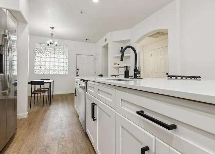 Cozysuites By The Stadium W Pool 25 * Glendale